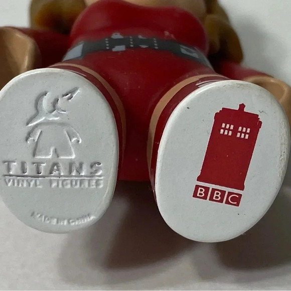 Doctor Who - Titans Vinyl Figure - Oswin Oswald 🪐 - Picture 6 of 6
